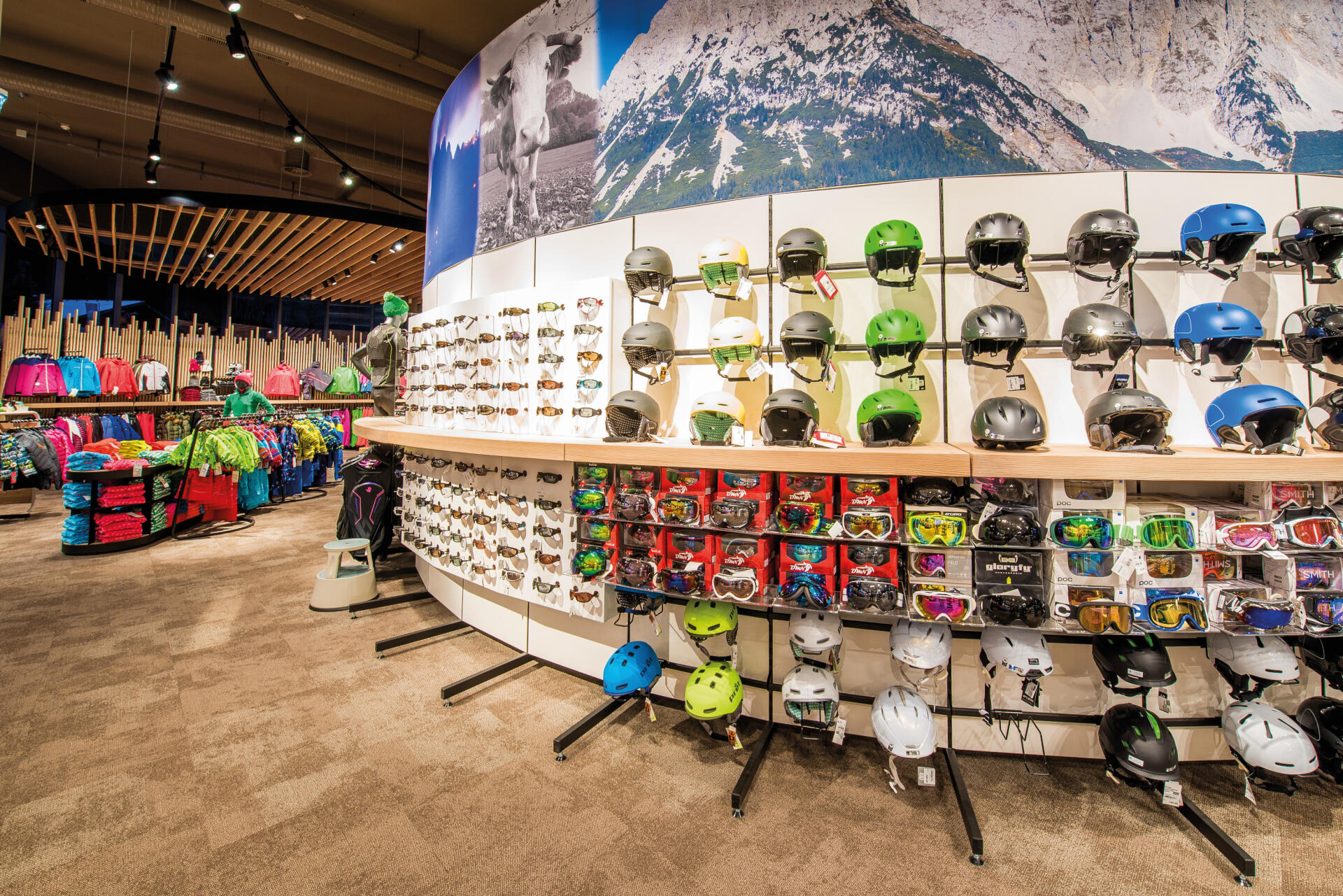 Regal mit Skihelme und Skibrillen im Shop