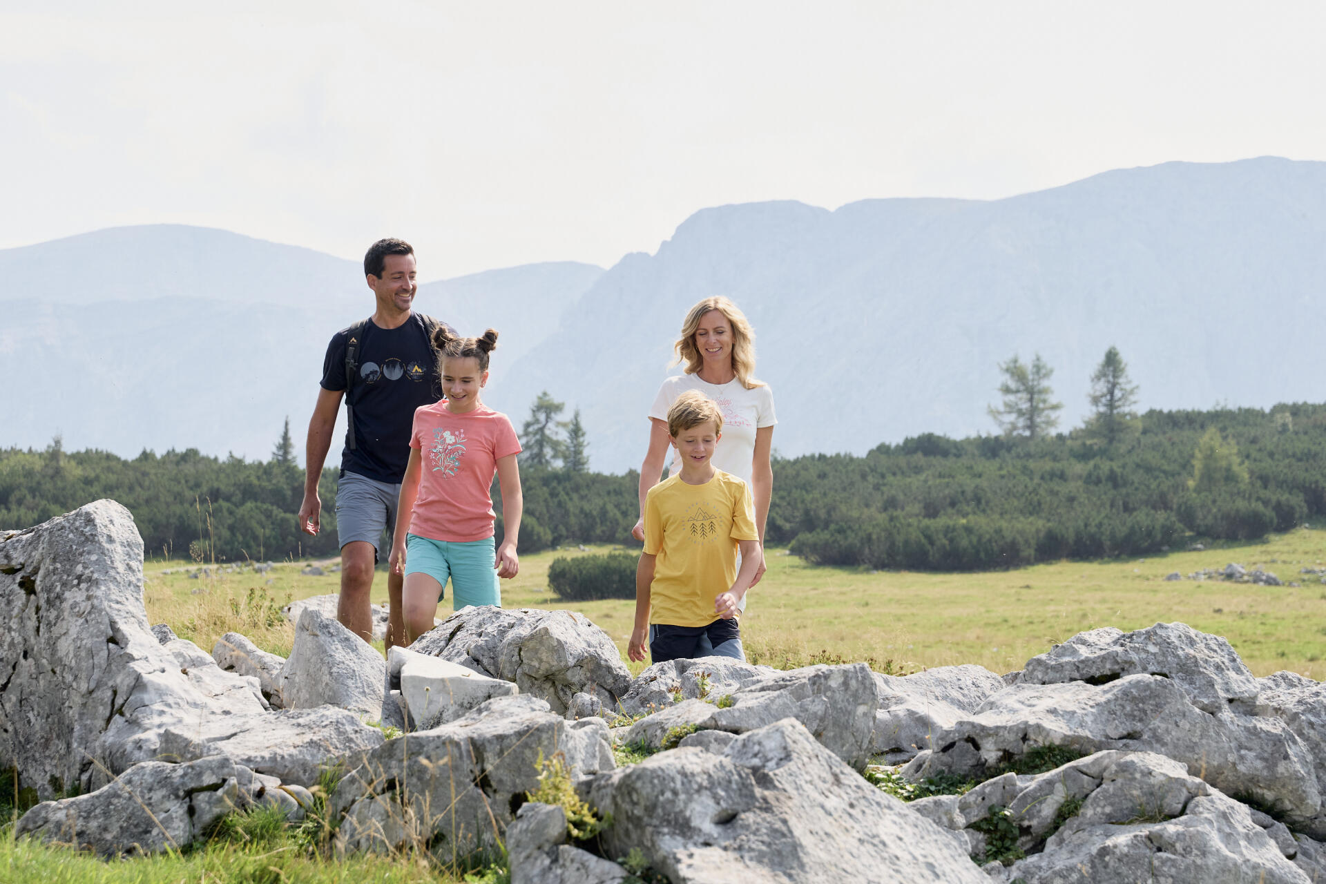 Eine Familie beim Wandern