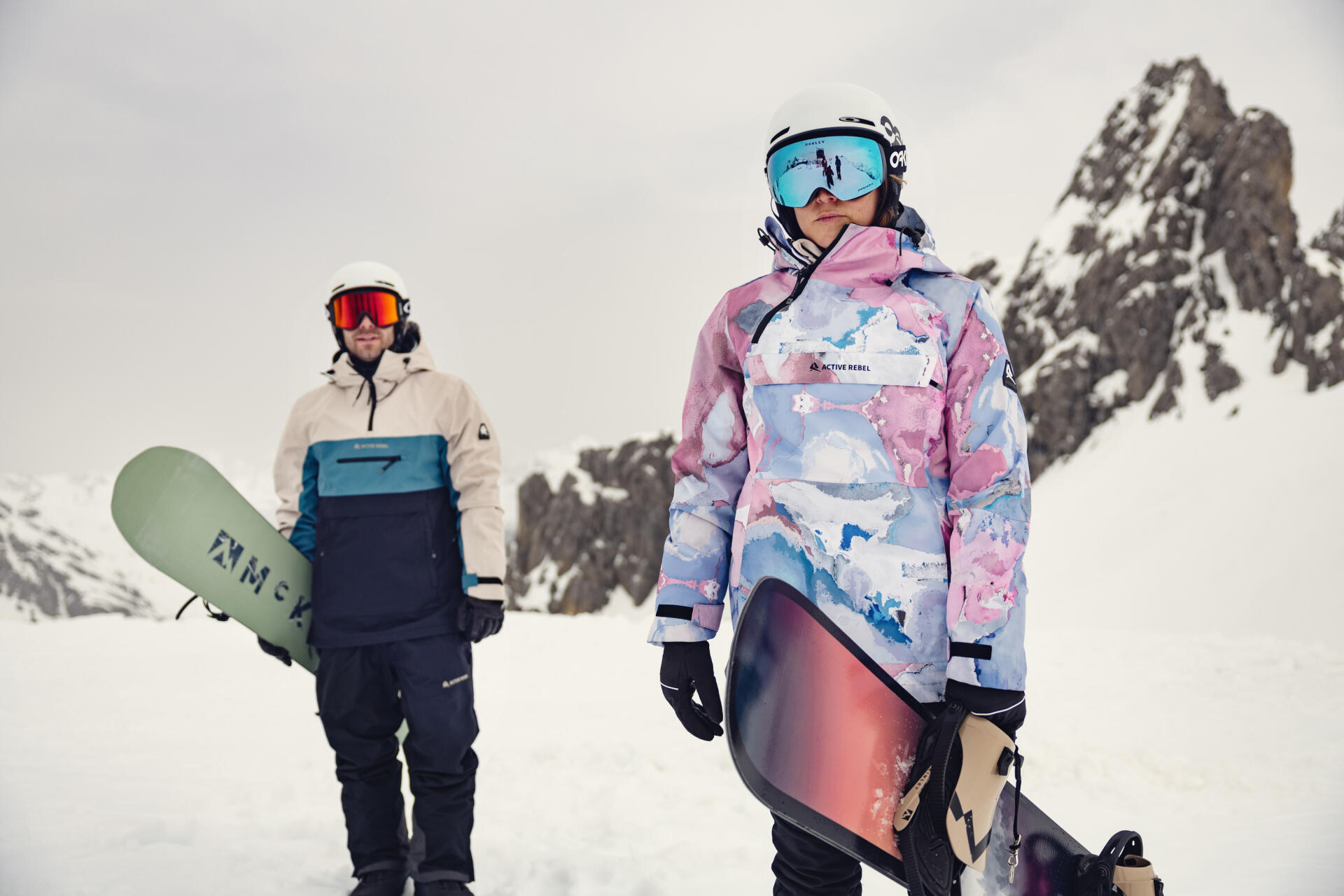 Zwei Snowboarder stehen im Schnee und halten ihre Snowboards in der Hand