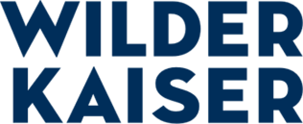 Der fettgedruckte dunkelblaue Text „Wilder Kaiser“ steht auf transparentem Hintergrund. Die schlichte, kräftige Schrift vermittelt ein Gefühl von Stabilität und Präsenz.
