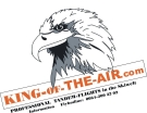 Adlerillustration mit intensivem Blick über dem schräg gestellten Text „KING-of-THE-AIR.com” in Orange. Darunter wirbt schwarzer Text für Tandemflüge und enthält Kontaktdaten.