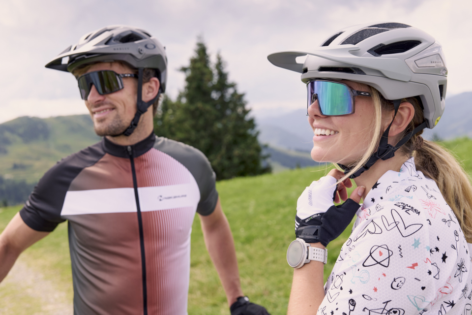 Eine Frau und ein Mann in Bikeoutfit und mit Bikehelm