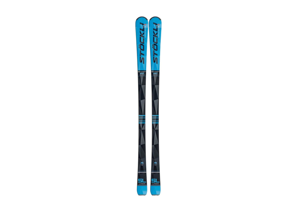 Ein Paar schnittige Skier mit einem lebhaften geometrischen Muster in Blau und Schwarz. Der Schriftzug „STÖCKLI“ ist auf dem oberen Teil aufgedruckt und verleiht ihnen einen sportlichen, dynamischen Look.